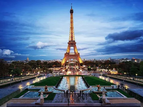 Pháp: Thúc đẩy dự án cấm ôtô lưu thông quanh tháp Eiffel