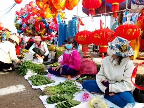 Những phiên chợ độc lạ chỉ Tết đến Xuân về mới có