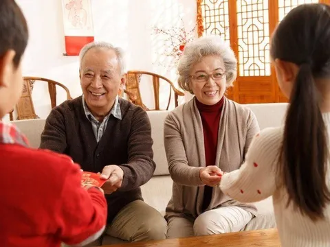"Tại sao bà nội lì xì con ít hơn bà ngoại?" - Bố mẹ thông minh trả lời thế này để không ai bối rối