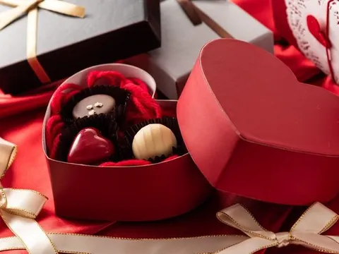 Ngày Lễ Tình nhân Valentine 14/2, ai tặng quà cho ai?
