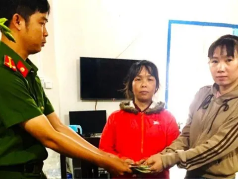 Người mẹ nghèo đánh rơi tiền dành dụm cưới vợ của con trai và cái kết ấm áp