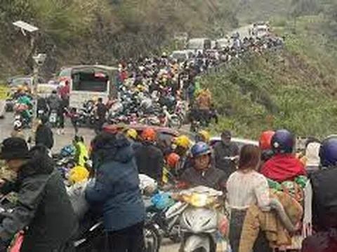 Mùng 7 Tết, đoạn đường tại dốc Thẩm Mã kẹt cứng vì khách du lịch đổ về