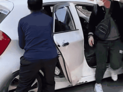 Nghe tin con gái đi lấy chồng xa về nhà ăn Tết, bố sốt ruột ra vào cổng ngóng trông liên tục