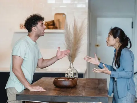 Nhìn đoạn video đồng nghiệp gửi cho, tôi mới biết tại sao 7 năm qua chồng kinh doanh luôn không thành