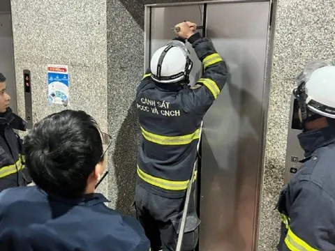 Thang máy gặp sự cố cần phải làm sao?