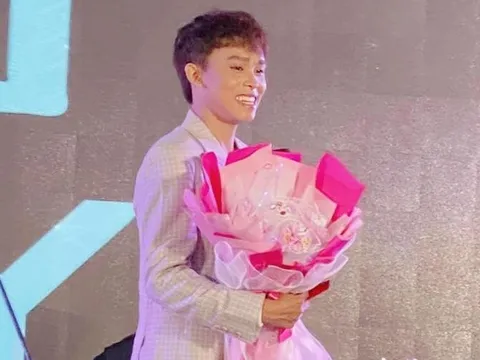 Hồ Văn Cường lại được fan tặng tiền vàng, con số khiến ai cũng 'choáng'