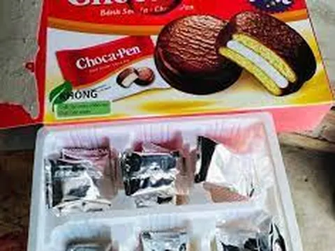 Khui hộp bánh Tết định mang đi làm ăn giữa buổi, người phụ nữ được phen tức anh ách