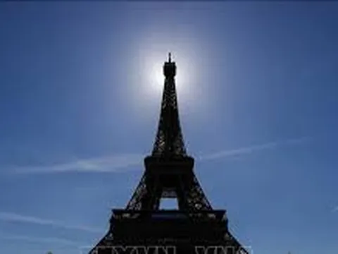 Nhân viên Tháp Eiffel chấm dứt đình công