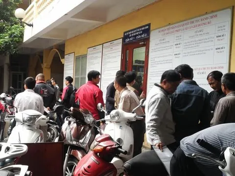 Xử lý các đối tượng 'cò' chèo kéo làm dịch vụ cấp đổi giấy phép lái xe