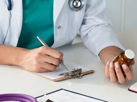 Bộ Y tế yêu cầu tăng cường kiểm tra, giám sát việc tuân thủ đúng quy định kê đơn thuốc
