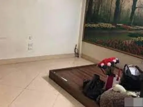 Đang ngủ trưa, cô gái hốt hoảng phát hiện chủ trọ tự ý mở cửa lẻn vào phòng