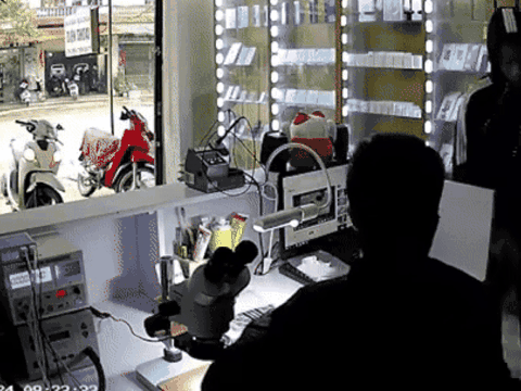 Dân mạng cười ngất trước khoảnh khắc thanh niên được bạn thân từ tấm bé gửi thiệp cưới