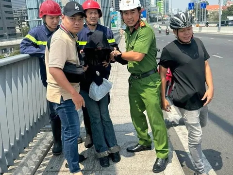 Giải cứu thành công người phụ nữ có ý định nhảy cầu tự tử, biết lý do vừa giận vừa thương