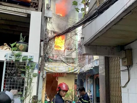 TP.HCM: Nhà 3 tầng trong hẻm bùng cháy dữ dội