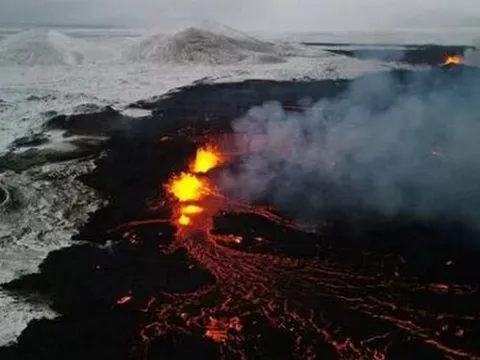 Iceland: Núi lửa Sylingarfell phun cột tro bụi và nham thạch màu cam