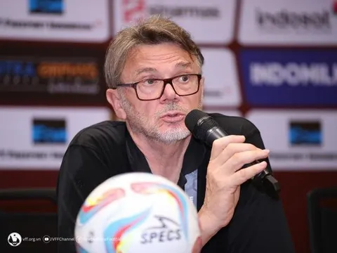 Hợp đồng của HLV Troussier và VFF có điều khoản 'chia tay' mà không tốn tiền