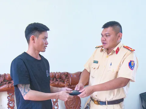 Lâm Đồng: Thượng úy CSGT trao lại tài sản cho du khách đánh rơi