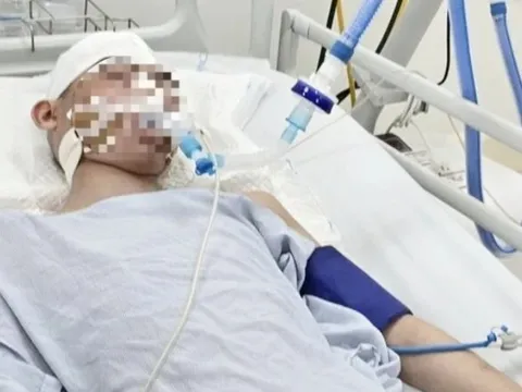 Vụ nam sinh bị đánh chết não: 'Mẹ đụng vào chân tay, con có biểu hiện rụt lại'
