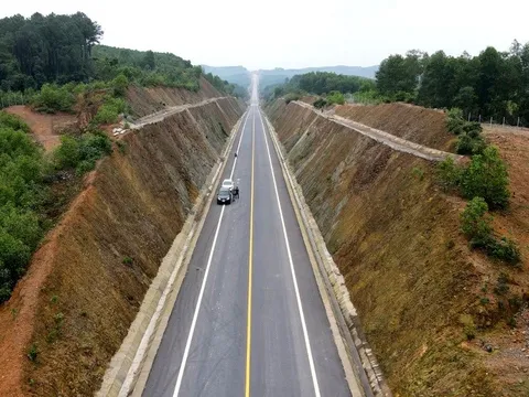 Cấm xe trọng tải lớn, xe khách trên 30 chỗ và xe giường nằm lưu thông trên cao tốc Cam Lộ - La Sơn