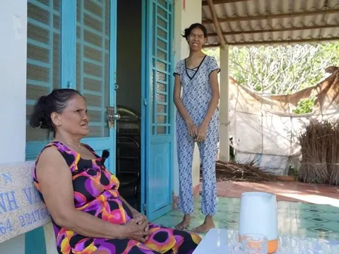 Cô gái Trà Vinh sở hữu chiều cao 2m, sống khép kín và chỉ chơi với chó mèo