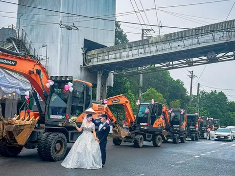 Đi rước dâu với dàn phương tiện 'khủng', chú rể khiến nhà gái ngỡ ngàng, bố vợ cũng giật mình