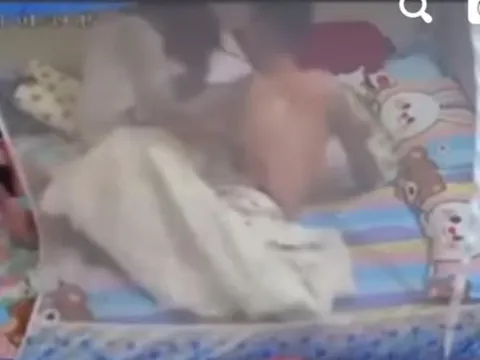 Vợ gọi dậy nhờ dỗ con trai 1 tháng quấy khóc, chồng đánh vợ túi bụi gây phẫn nộ