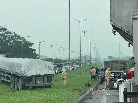 Tai nạn liên hoàn khiến 5 xe ô tô "dồn toa" ùn tắc cầu Phù Đổng