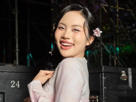 Phương Mỹ Chi quên lời khi hát trên sân khấu vì món quà của khán giả