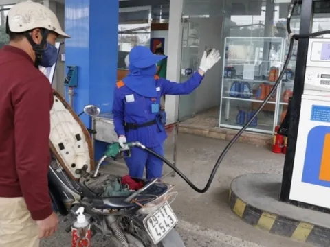 Giá xăng dầu hôm nay 26/4: Ít biến động, chờ thông tin về tồn kho