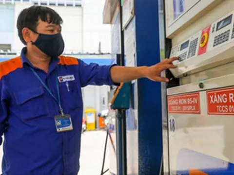 Giá xăng dầu hôm nay 4/5: Cắm đầu lao dốc trước loạt thông tin trái chiều