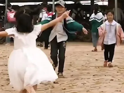 Bố mẹ ly hôn, hai con chia cách, ngày gặp lại anh em mừng rỡ khiến người mẹ nhói lòng
