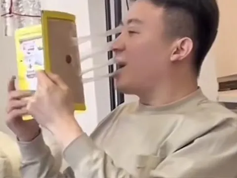 Tò mò công dụng của keo dính chuột, thanh niên ụp thử vào mặt và cái kết bất ngờ
