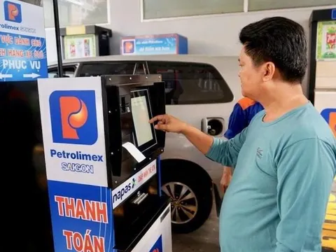 Từ chối nhận thanh toán mua xăng dầu qua chuyển khoản có đúng với quy định pháp luật?
