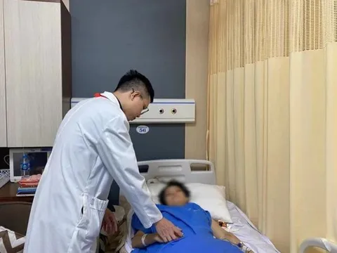 Nữ bác sĩ bị kính ở quán cà phê rơi đè người có thể quay lại làm việc?