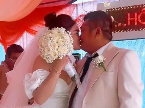 Cò 'Đất Phương Nam' hôn vợ say đắm trong ngày trọng đại