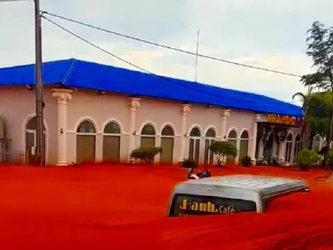 Cát đỏ khổng lồ ập xuống vùi lấp ô tô, nhà hàng ở Bình Thuận
