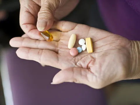 Người già có nên uống vitamin hằng ngày?