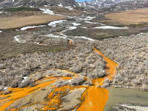 Mỹ: Nhiều con sông tại bang Alaska bất ngờ chuyển sang màu cam