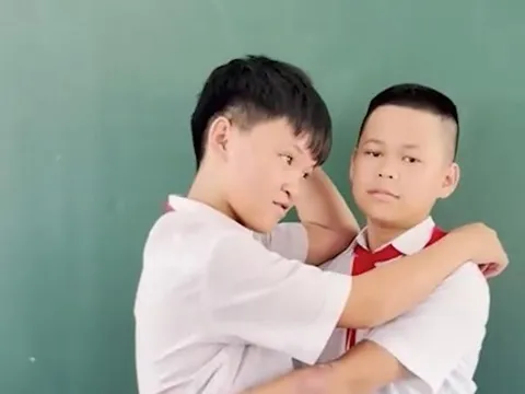Học sinh choảng nhau trong tiết học, cô giáo liền ra hình phạt nhớ đời