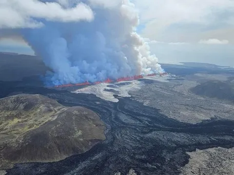 Iceland: Ban bố tình trạng khẩn cấp và sơ tán sau khi núi lửa phun trào