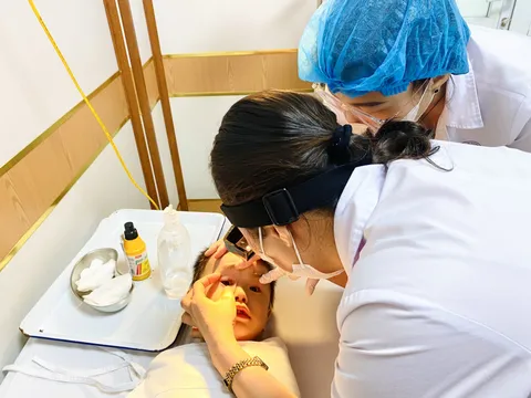 Phát hiện trường hợp hiếm gặp rận mu ký sinh trên mi mắt