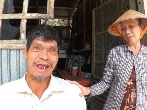 Cuộc sống hiện tại của người đàn ông 'khổng lồ' cao gần 2m2, nặng 100kg