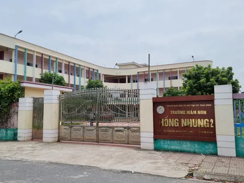 Vụ bé 5 tuổi tử vong do bị bỏ quên trên xe: Khởi tố thêm lái xe và hai giáo viên
