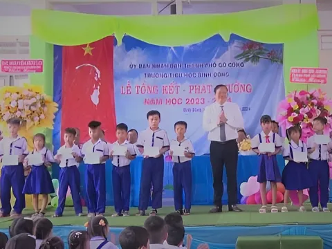 Tiền Giang: Phó Chủ tịch HĐND tỉnh trao 20 suất học bổng cho học sinh nghèo hiếu học