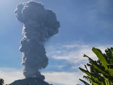 Indonesia: Cảnh báo xảy ra lũ quét và dung nham lạnh khi núi lửa Ibu phun trào