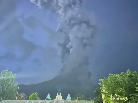 Philippines: Sơ tán khẩn cấp người dân do núi lửa Kanlaon phun trào