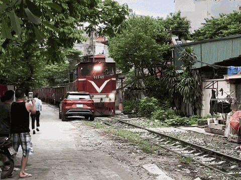 Vụ xe ô tô bị tàu hỏa đâm khi đỗ sát đường ray: Chủ xe có được bảo hiểm bồi thường?