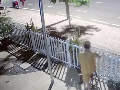 Nghe tiếng gõ cửa, chủ nhà check camera thì phát hiện người phụ nữ có hành động kỳ quặc