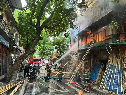 Cháy quán cà phê ở Hoàn Kiếm lúc rạng sáng, lửa khói bốc cao ngùn ngụt