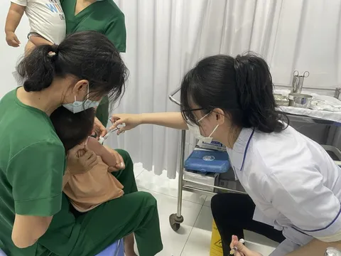 Cảnh báo nguy cơ dịch sởi bùng phát, phụ huynh nên đưa trẻ đi tiêm vaccine